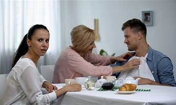 The husband and wife in different places had a dinner party with a napkin, but the wife subconsciously put away her mobile phone, and the two sides looked at each other awkwardly.